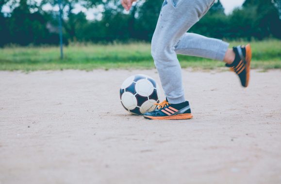 Kind spielt Fußball